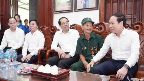 Phó Thủ tướng Chính phủ Lê Tiến Châu thăm, tặng quà gia đình chính sách tại Thái Nguyên