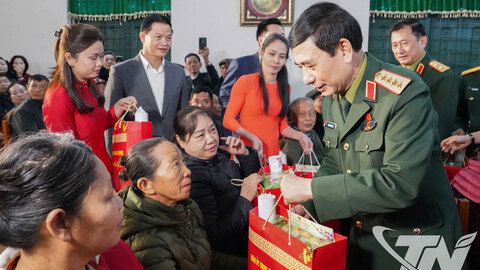 Đại tướng Phan Văn Giang tặng quà, động viên gia đình chính sách, hộ nghèo tại Thái Nguyên