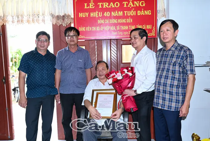 Phó Chủ tịch UBND tỉnh trao Huy hiệu Đảng và thăm gia đình chính sách tại xã Thanh Tùng