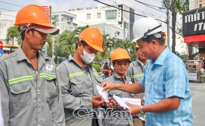 Phó Bí thư Thường trực Tỉnh uỷ Huỳnh Quốc Việt thăm, tặng quà công nhân thi công xuyên Tết Dương lịch