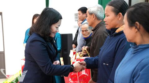 Thêm nhiều phần quà được trao tận tay người nghèo, gia đình chính sách