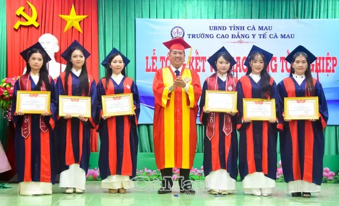 Bổ sung nguồn nhân lực cho y tế địa phương