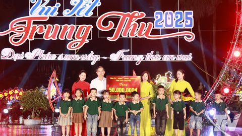 Đồng chí Chủ tịch UBND tỉnh chung vui với thiếu nhi xã Đại Phúc