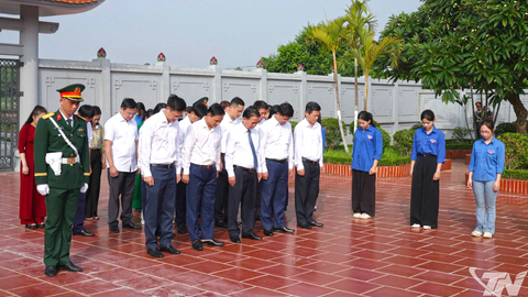 Đoàn đại biểu tỉnh Thái Nguyên dâng hương tại Nghĩa trang Liệt sĩ người Trung Quốc