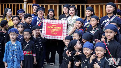 Phó Chủ tịch Quốc hội Nguyễn Thị Thanh thăm, tặng quà Trung thu tại Thái Nguyên