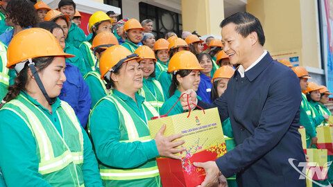 Chủ tịch UBND tỉnh Vương Quốc Tuấn thăm, tặng quà công nhân môi trường dịp Tết