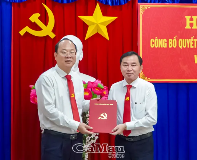 Trao quyết định bổ nhiệm Trưởng Ban Tổ chức Tỉnh uỷ cho đồng chí Phan Thanh Duy