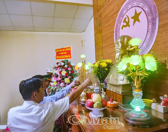 Vĩnh Hậu dâng hương, báo công Bác