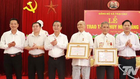 Trao tặng Huy hiệu Đảng đợt 2-9 cho các đảng viên