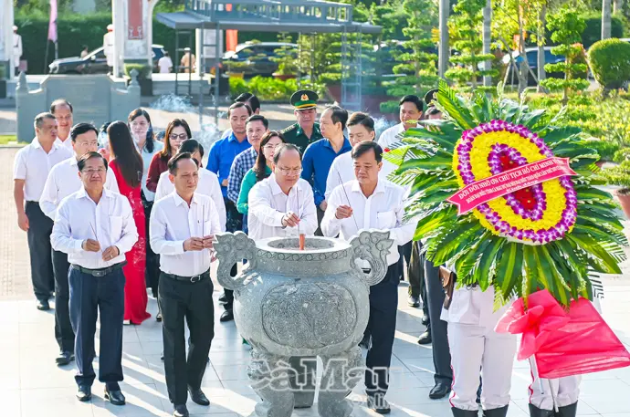 Đoàn đại biểu Đảng bộ tỉnh Cà Mau dự Đại hội XIV của Đảng dâng hương Chủ tịch Hồ Chí Minh