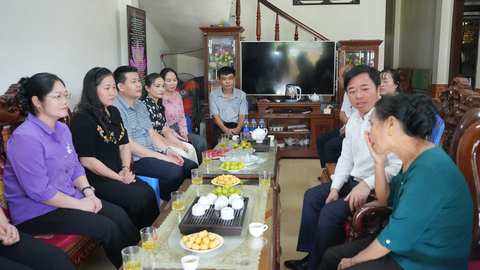Đồng chí Bùi Văn Lương thăm, tặng quà gia đình liệt sĩ tại xã Chợ Rã