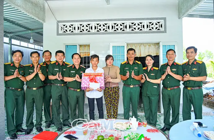 Quân khu 9 thăm, tặng quà con em quân nhân khó khăn tại Cà Mau