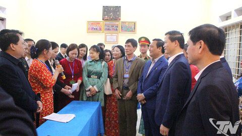 Đồng chí Chủ tịch UBND tỉnh Vương Quốc Tuấn kiểm tra diễn tập bầu cử tại phường Gia Sàng