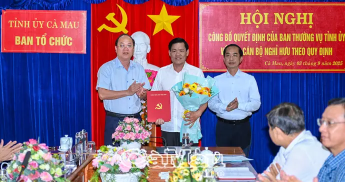 Ban Thường vụ Tỉnh uỷ trao quyết định nghỉ hưu cho cán bộ