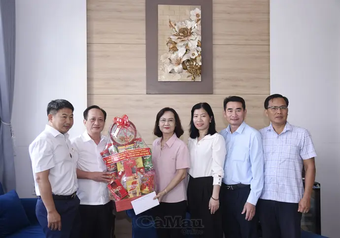 Chủ tịch HĐND tỉnh thăm, tặng quà nguyên lãnh đạo tỉnh qua các thời kỳ