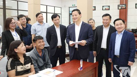 Xây dựng nền hành chính hiện đại, lấy người dân và doanh nghiệp làm trung tâm phục vụ