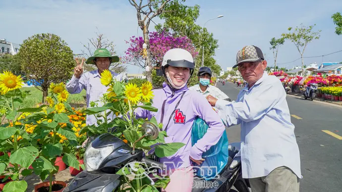 Nụ cười hoa Tết