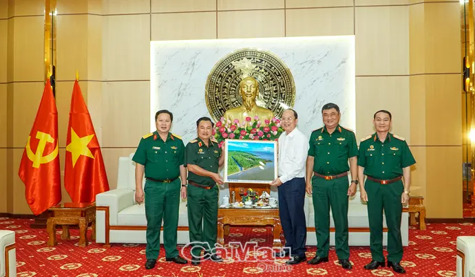 Bí thư Tỉnh uỷ Cà Mau Nguyễn Hồ Hải thăm, chúc mừng Bộ Tư lệnh Quân khu 7