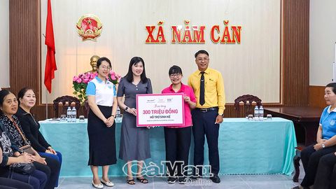 Trao 300 triệu đồng vốn vay hỗ trợ sinh kế cho phụ nữ khó khăn