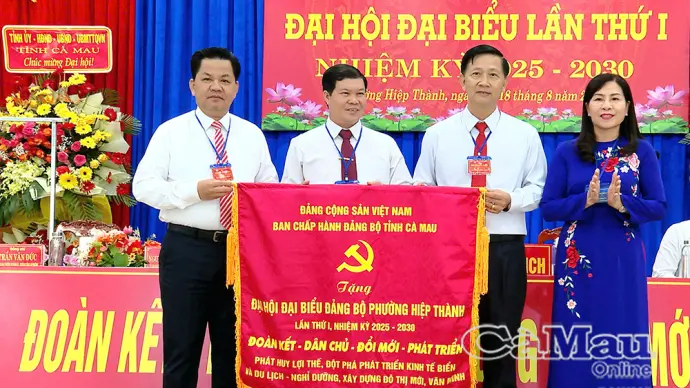 Lấy phát triển du lịch, kinh tế biển và thương mại - dịch vụ làm đột phá