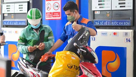 Giá xăng RON95-III giảm hơn 3.800 đồng/lít, dầu hỏa giảm gần 8.000 đồng/lít