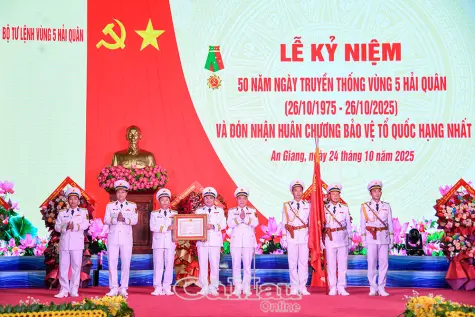 Vùng 5 Hải quân đón nhận Huân chương Bảo vệ Tổ quốc hạng Nhất
