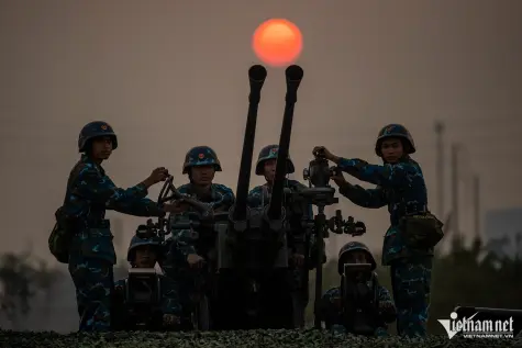 Pháo phòng không luyện tập sẵn sàng chiến đấu, góp phần bảo vệ Đại hội Đảng