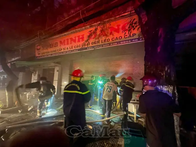 Hỏa hoạn thiêu rụi cửa hàng điện ở Cà Mau