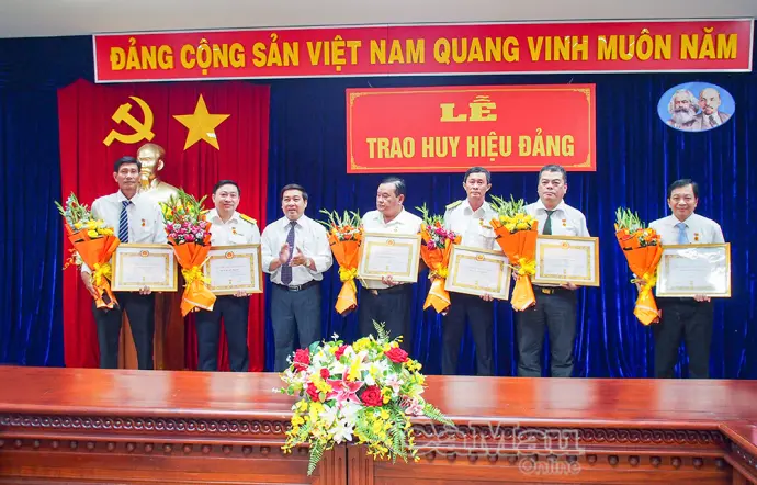 Trao Huy hiệu 30 năm tuổi Đảng cho 8 đảng viên UBND tỉnh Cà Mau