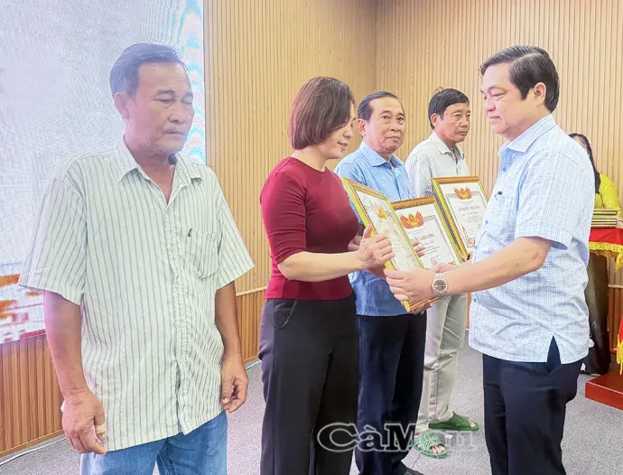 Trao bằng “Tổ quốc ghi công” cho 70 liệt sĩ tại Cà Mau