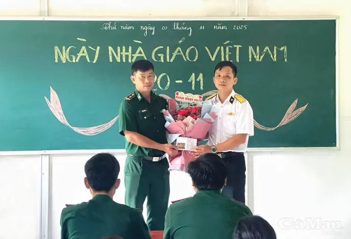 Các lực lượng trên đảo Hòn Chuối chúc mừng Ngày Nhà giáo Việt Nam