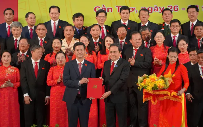 Bí thư không phải người địa phương: Cắt đứt từ gốc những 'dây mơ rễ má'