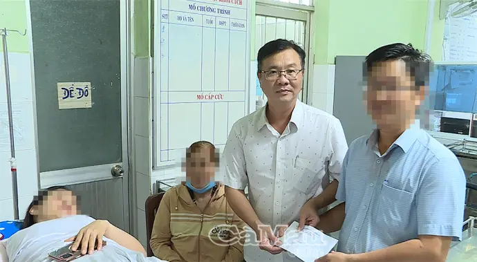 Thăm hỏi nạn nhân bị thương trong sự cố bật gốc cây xanh