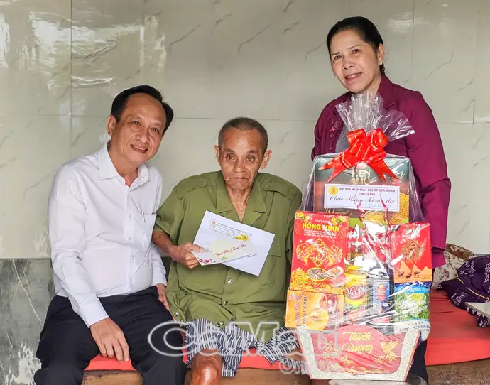 Mang Tết đến với nạn nhân chất độc da cam