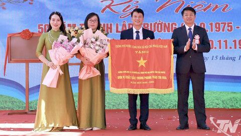 Trường THCS Nguyễn Du: Kỷ niệm 50 năm thành lập, đón nhận Cờ thi đua của Chính phủ