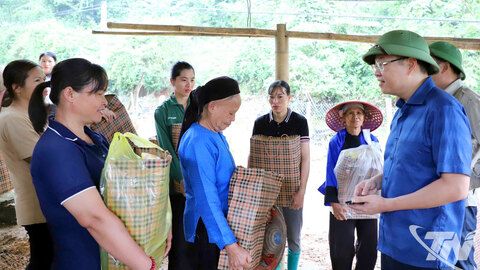 Đồng chí Đinh Quang Tuyên thăm, động viên các hộ dân bị ngập tại xã Vĩnh Thông và xã Văn Lang