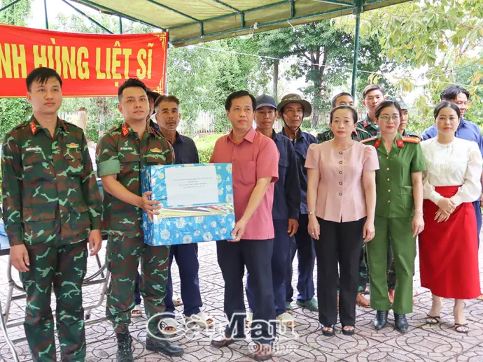 Lãnh đạo xã  Năm Căn thăm, động viên lực lượng lấy mẫu sinh phẩm hài cốt liệt sĩ