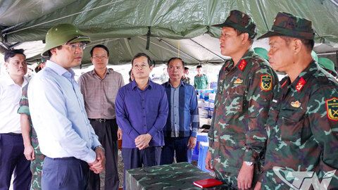 Đồng chí Bí thư Tỉnh ủy thăm, động viên lực lượng tuyến đầu khắc phục hậu quả mưa lũ