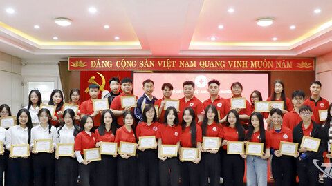 Gặp mặt, biểu dương tình nguyện viên tiêu biểu trong công tác cứu trợ