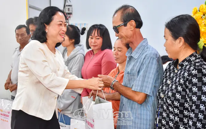 Trao quà Tết cho hộ dân khó khăn xã Phong Hiệp