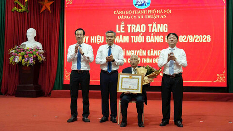Đảng viên 80 năm tuổi Đảng ở xã Thuận An vinh dự nhận Huy hiệu dịp 2-9