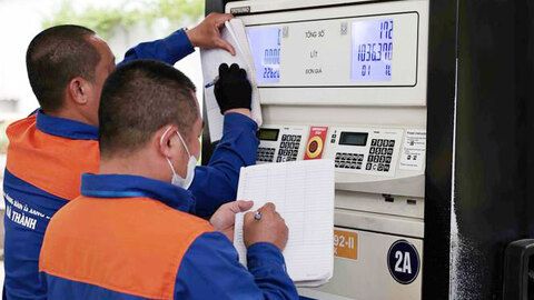 Xăng tiếp tục giảm giá