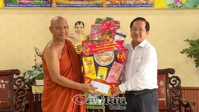 Lãnh đạo Uỷ ban MTTQ Việt Nam tỉnh Cà Mau thăm, tặng quà chùa Monivongsa Bopharam nhân dịp lễ Vu Lan