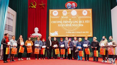 Trao 200 suất quà Tết đến hộ nghèo, gia đình khó khăn ở La Bằng