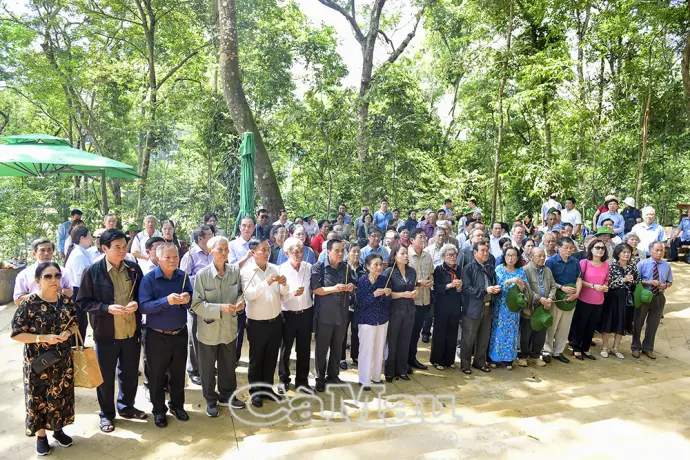 Đoàn đại biểu Quốc hội các khoá tỉnh Cà Mau về nguồn tại Tân Trào