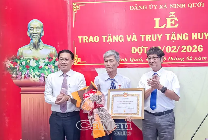 Đảng uỷ xã Ninh Quới trao tặng và truy tặng Huy hiệu Đảng