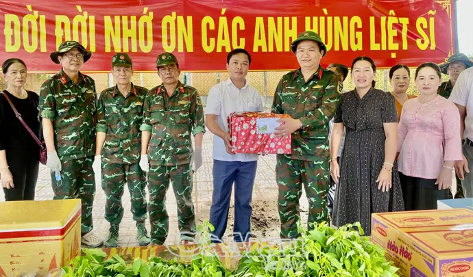 Thăm, động viên lực lượng làm nhiệm vụ lấy mẫu hài cốt liệt sĩ tại Nghĩa trang Liệt sĩ U Minh