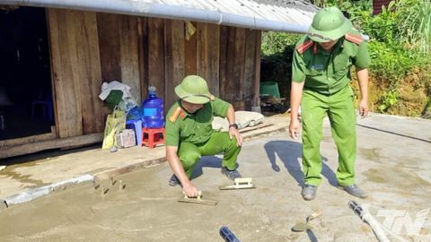 Công an xã Cao Minh tích cực hỗ trợ người dân xóa nhà tạm