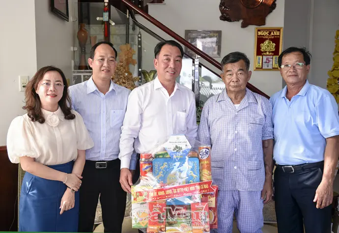 Chủ tịch UBND tỉnh Lữ Quang Ngời chúc Tết nguyên lãnh đạo tỉnh