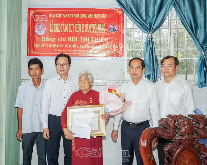 Phó Bí thư Tỉnh uỷ Hồ Thanh Thuỷ trao Huy hiệu Đảng cho các đảng viên cao niên